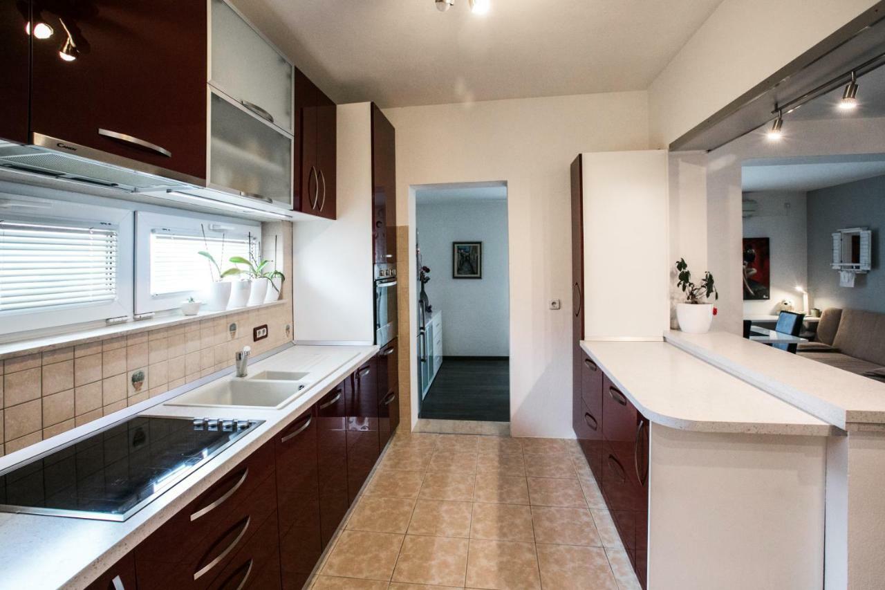 3 Bedrooms Apartman Dmt Kastela Exterior photo